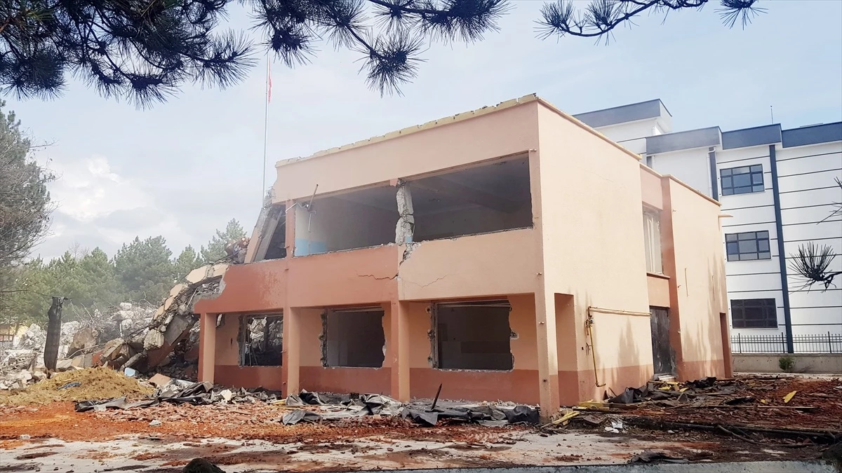 Safranbolu\'da deprem riski taşıyan okullarda yıkım ve güçlendirme çalışmaları devam ediyor