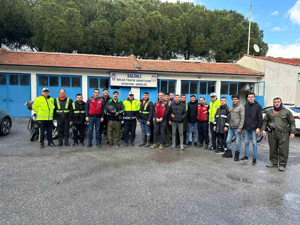 Salihli Enduro-Touring Motosiklet Grubu, moto kuryelere güvenli sürüş ekipmanları hediye etti