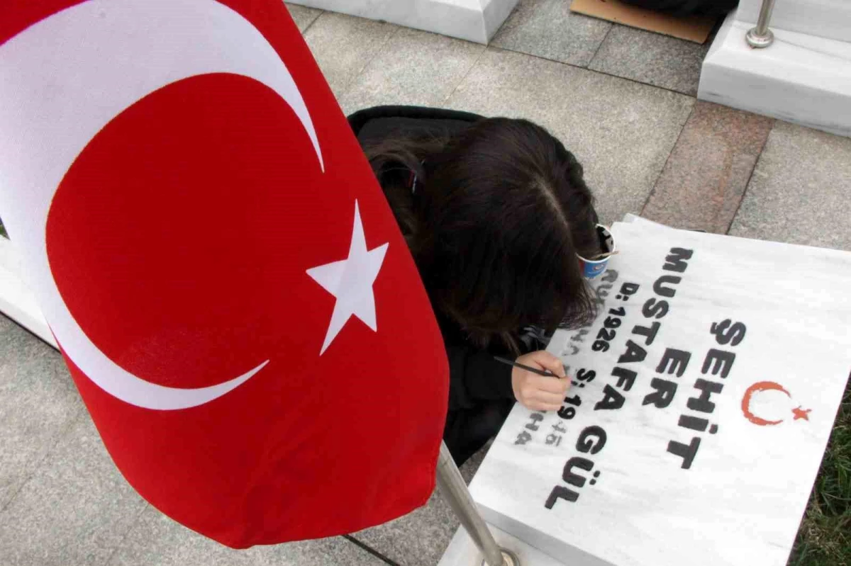 Trabzon Gazi Anadolu Lisesi Öğrencileri Şehitlikte Bakım Çalışmaları Yapıyor