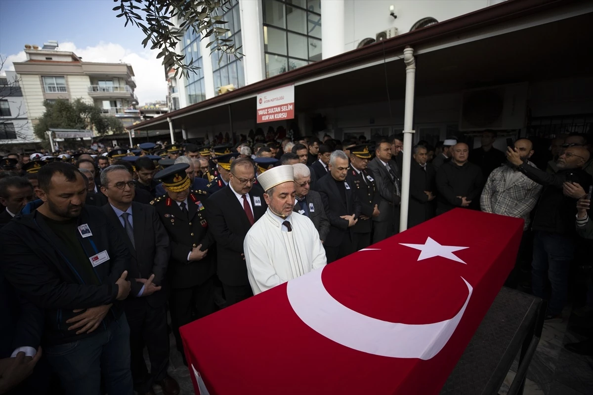 Konya\'da düşen askeri uçakta şehit olan Uzman Çavuş Ercan Güven\'in cenazesi Aydın\'da defnedildi