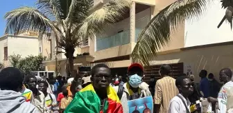 Senegal'de Ousmane Sonko'nun destekçileri liderlerinin evinin önünde bekliyor