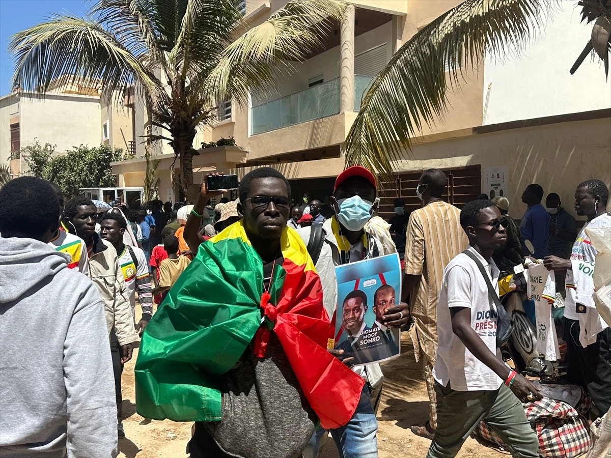 Senegal\'de Ousmane Sonko\'nun destekçileri liderlerinin evinin önünde bekliyor