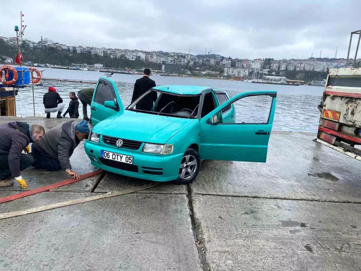 Şile Limanı\'nda Denize Düşen Otomobil Vinç Yardımıyla Çıkarıldı