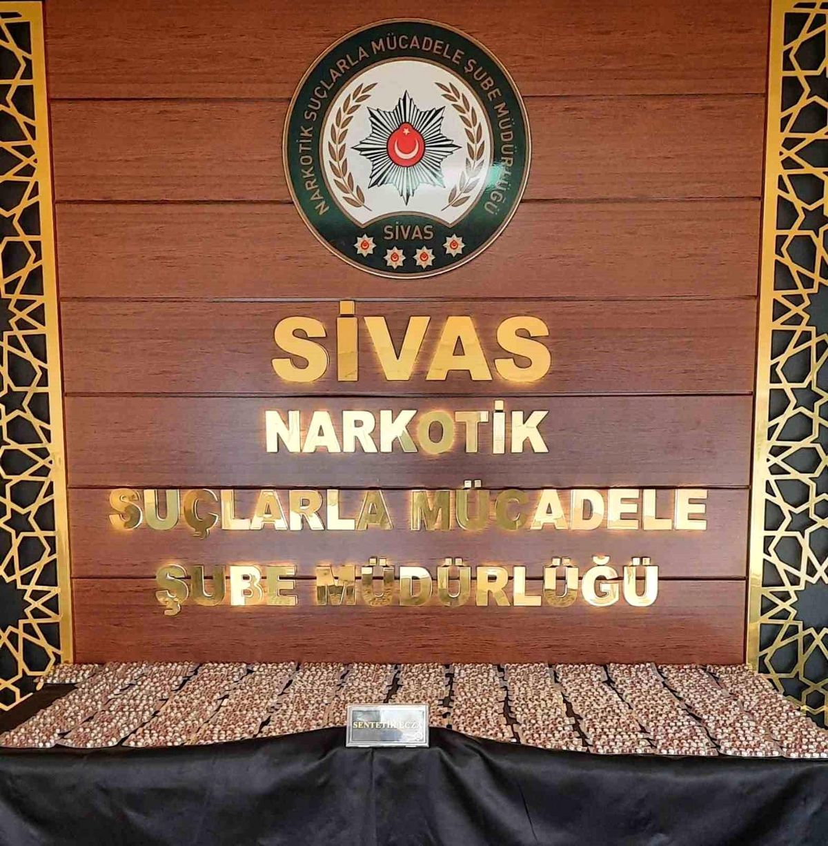 Sivas\'ta Durdurulan Araçta 2 Bin 968 Adet Uyuşturucu Hap Ele Geçirildi