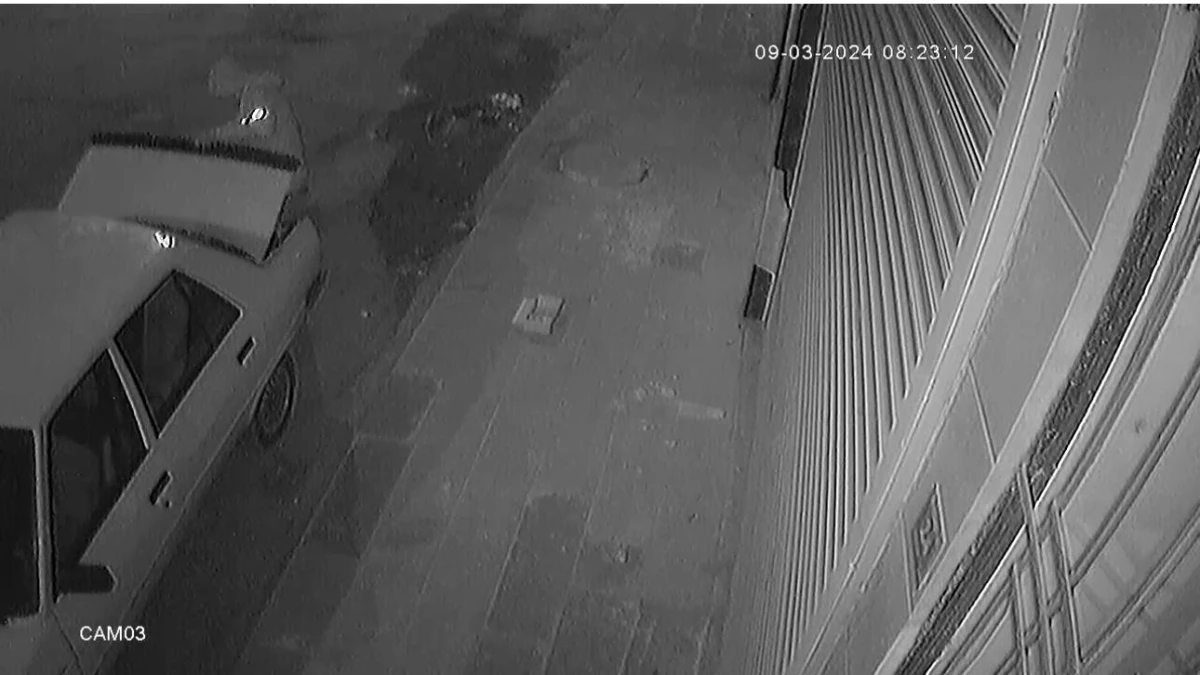 Şanlıurfa\'da Bir Otomobilin Bagajından Hırsızlık Anı Güvenlik Kamerasına Yansıdı
