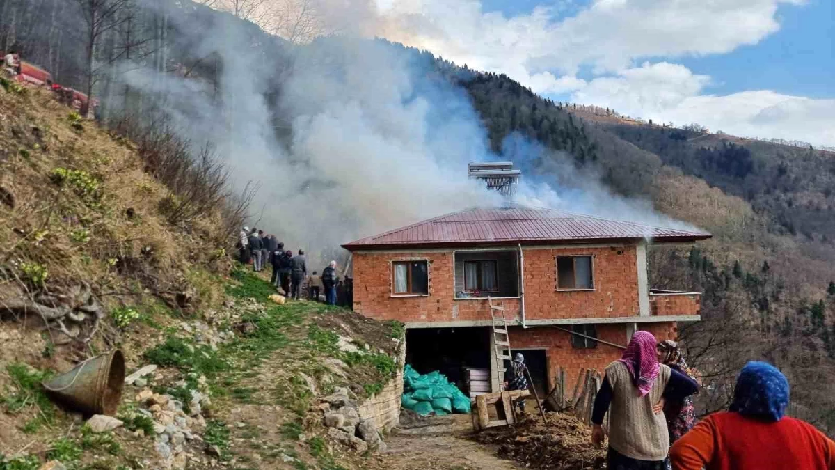 Trabzon Çaykara\'da İki Katlı Evde Yangın