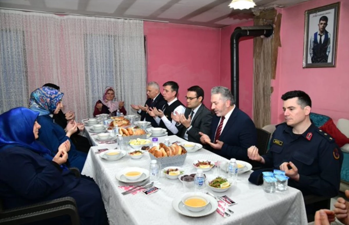 Trabzon Valisi Aziz Yıldırım, Eren Bülbül\'ün ailesiyle iftarda buluştu