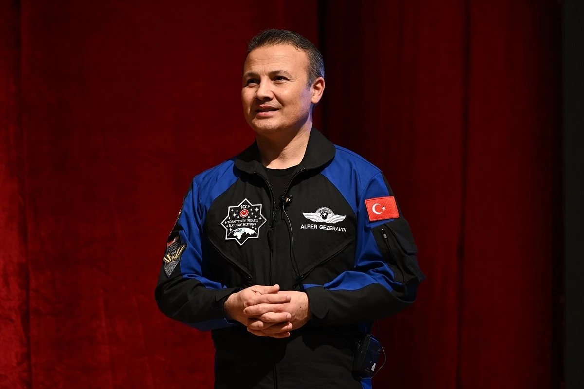 Türkiye\'nin ilk astronotu Alper Gezeravcı, gençlerle buluştu