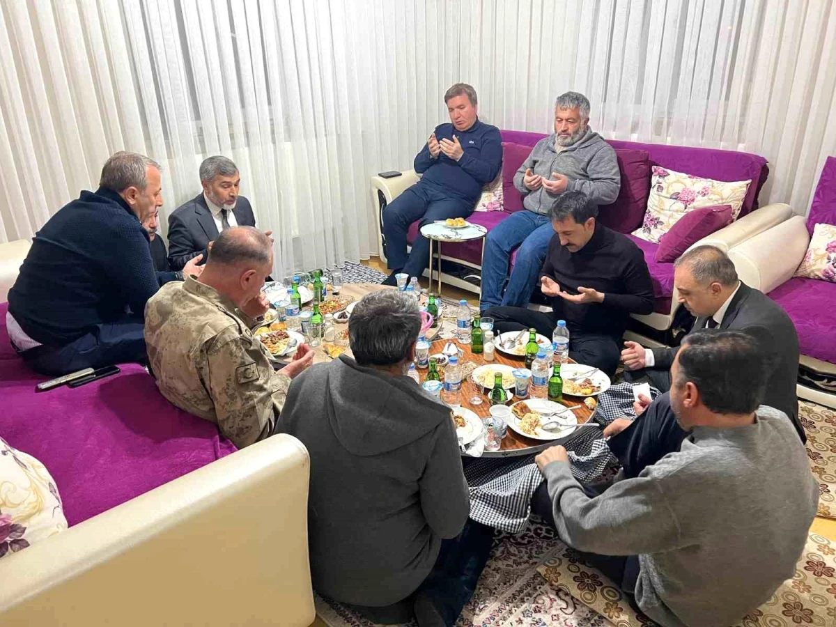 Erzincan Valisi Hamza Aydoğdu, Şehit Piyade Sözleşmeli Er Salih Ay\'ın ailesini iftarda ziyaret etti