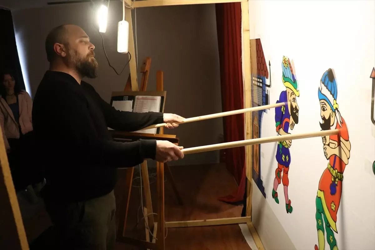 Yalova\'da Karagöz ve Hacivat gölge oyunu büyük ebat tasvirlerle sergileniyor