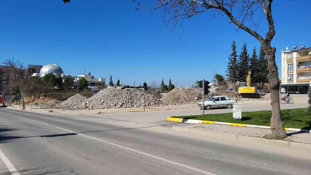 37 kişinin can verdiği Zümrüt Apartmanı\'nın müteahhidi 2010\'da binaya "Sorun yok" afişi asmış