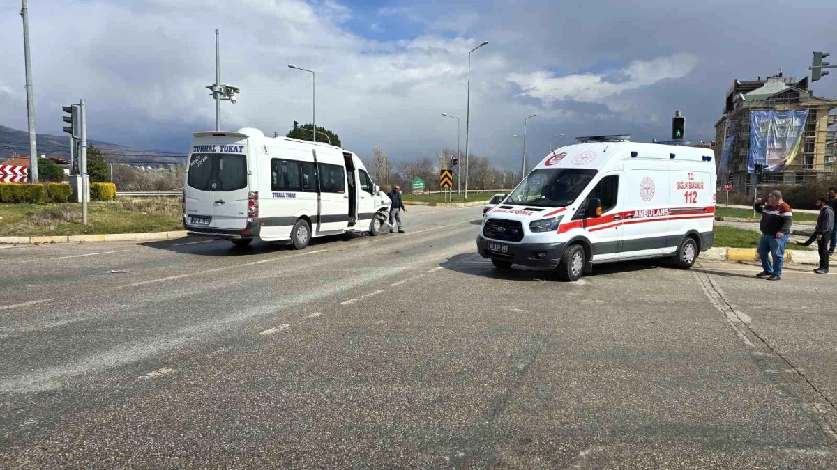 Tokat\'ta ambulans ile ilçe minibüsü çarpıştı, 2 kişi yaralandı