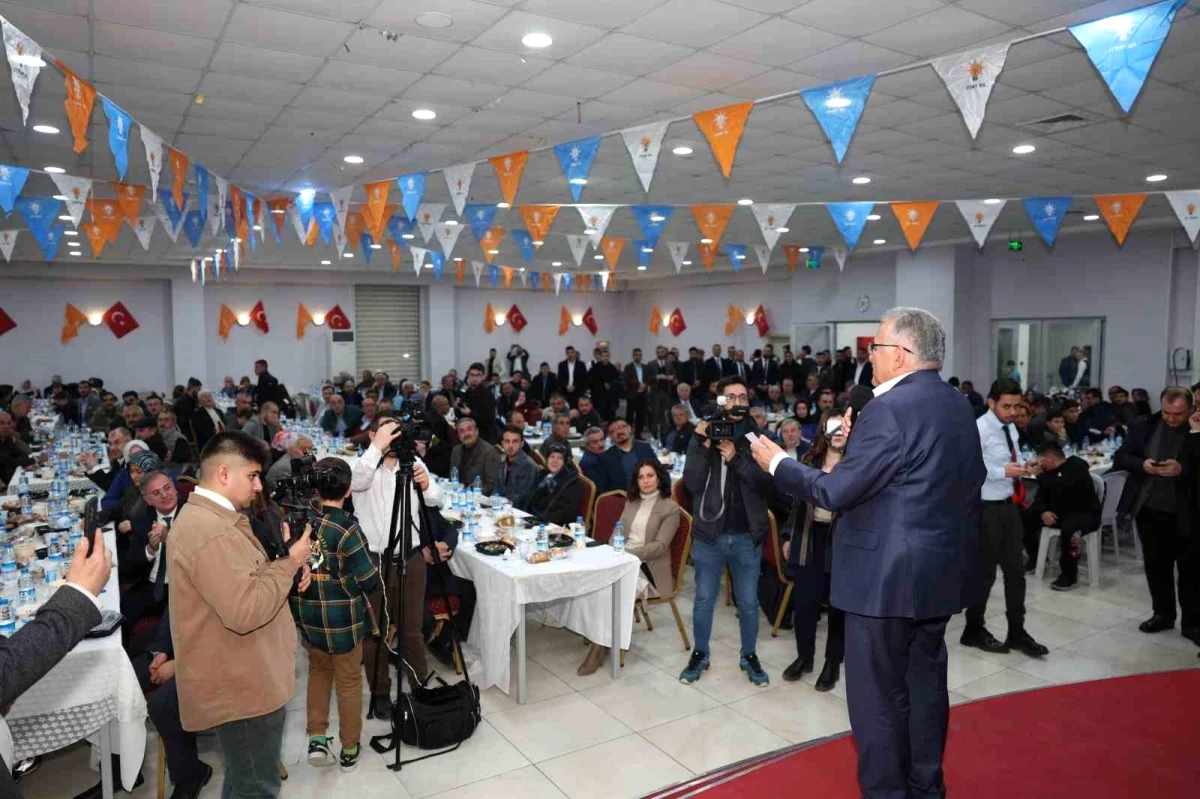 Kayseri Büyükşehir Belediye Başkanı Dr. Memduh Büyükkılıç, Hacılar ilçesinde vatandaşlarla iftar sofrasında bir araya geldi