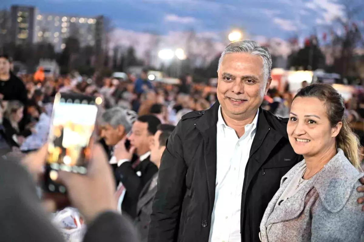 Muratpaşa Belediye Başkanı Ümit Uysal, Meltem Mahallesi\'nde iftar verdi