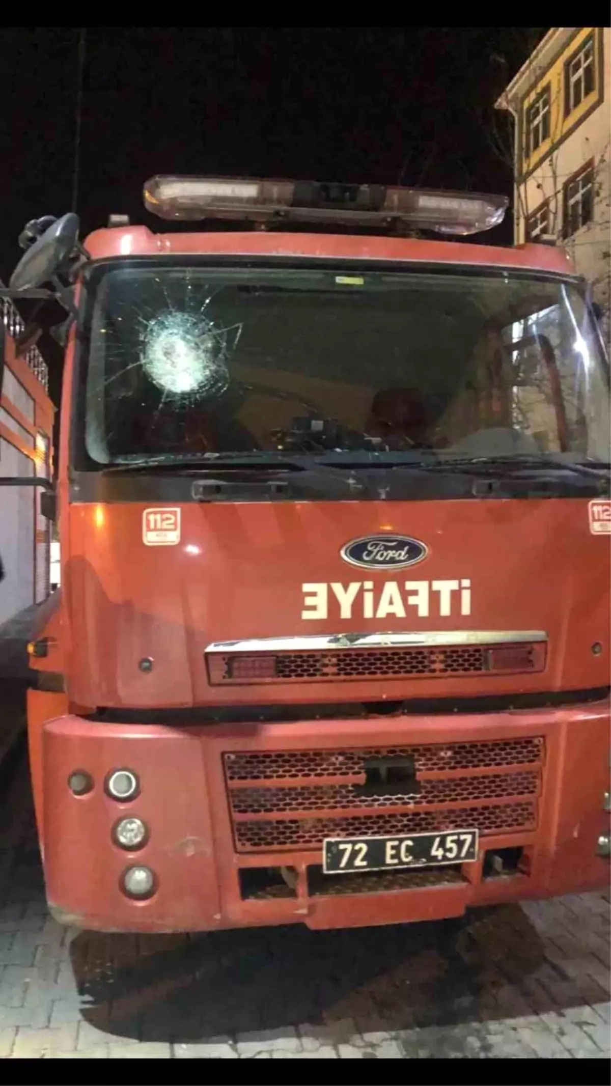 Batman\'da lastik yakarak izinsiz gösteri düzenleyen terör yandaşları itfaiye aracına saldırdı