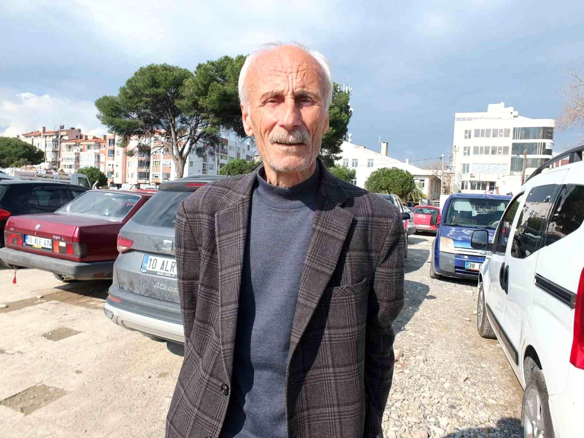 Balıkesir\'in Burhaniye ilçesinde 40 yıldır muhtarlık yapan Mustafa Demir tekrar aday