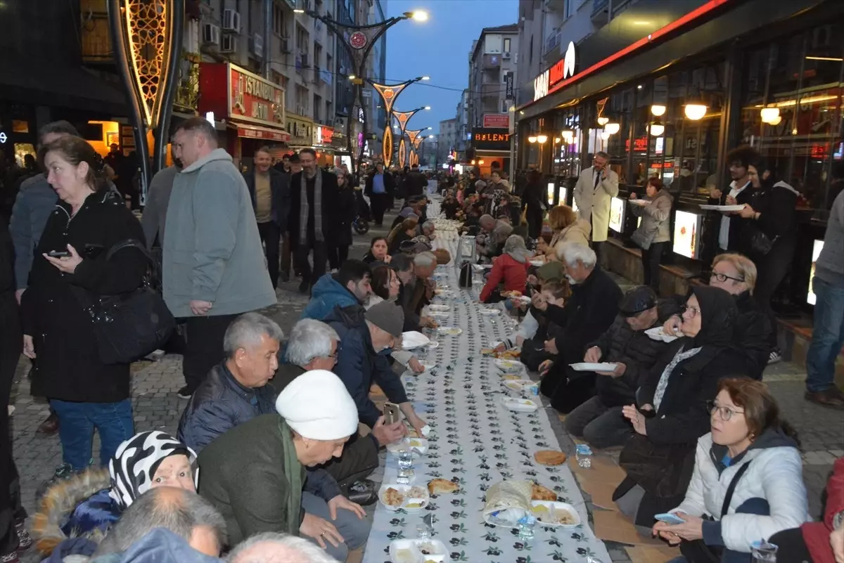 CHP Balıkesir İl Başkanlığı, Yeryüzü Sofrası\'nı Mekik Sokak\'ta kurdu