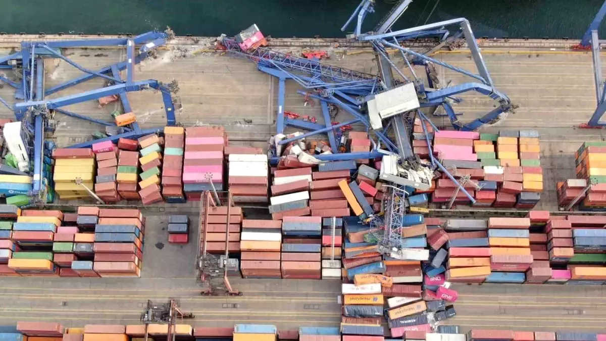 Kocaeli\'de Geminin Kule Vinçlere Çarpması Sonucu Meydana Gelen Hasar Dron ile Görüntülendi