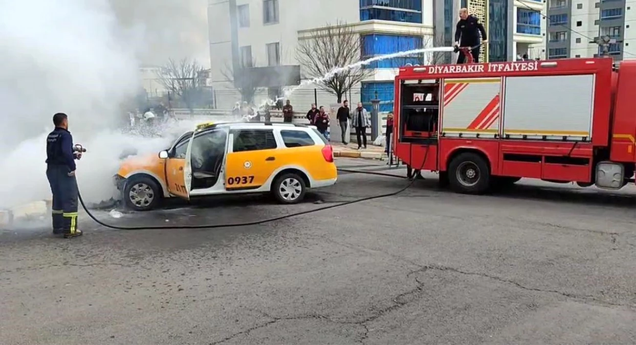 Diyarbakır\'da kaza sonrası ticari taksi alev aldı