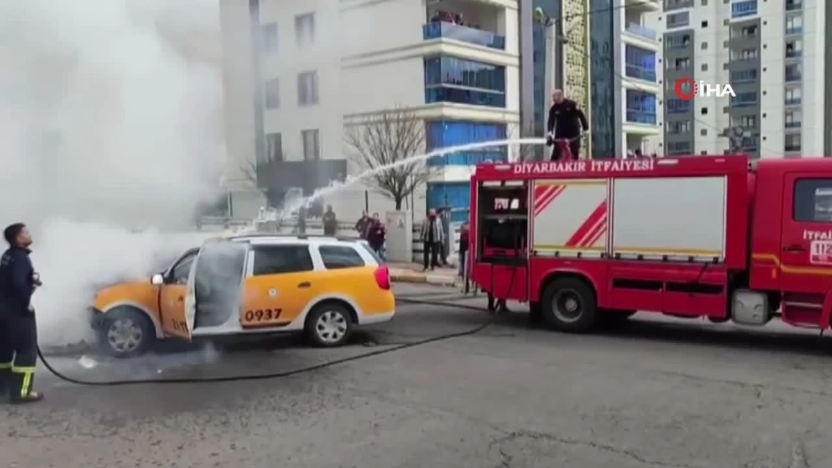 Diyarbakır\'da çarpışan araçlardan biri alev aldı