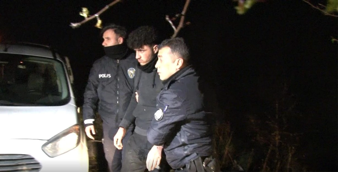 Edirne\'de Polis, Dur İhtarına Uymayan Araçtaki Kaçak Göçmenleri Yakaladı