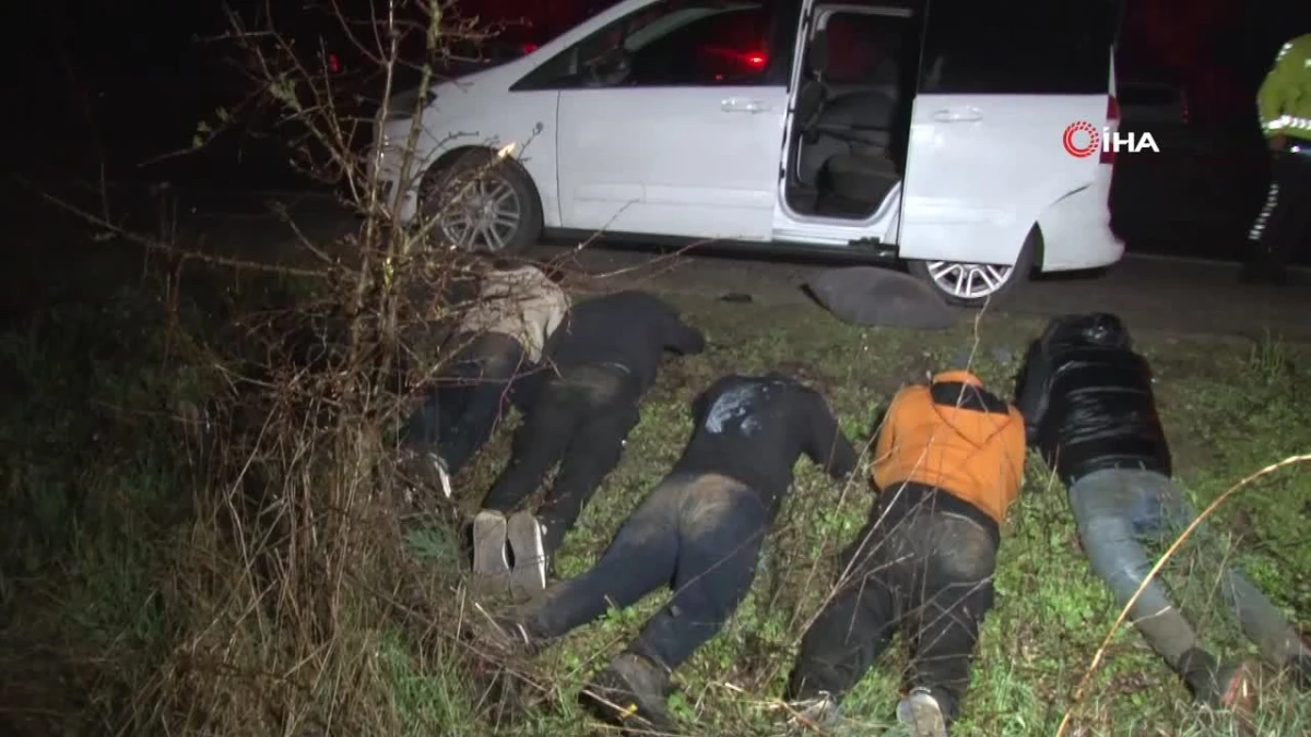 Edirne\'de dur ihtarına uymayan araçta 6 kaçak göçmen yakalandı