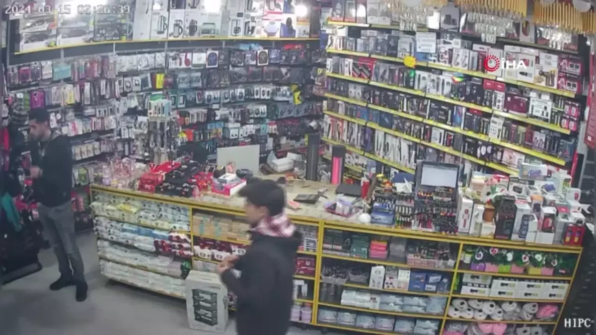 Esenyurt\'ta Husumetli Kişiye Silahlı Saldırı: Dehşet Anları Kamerada