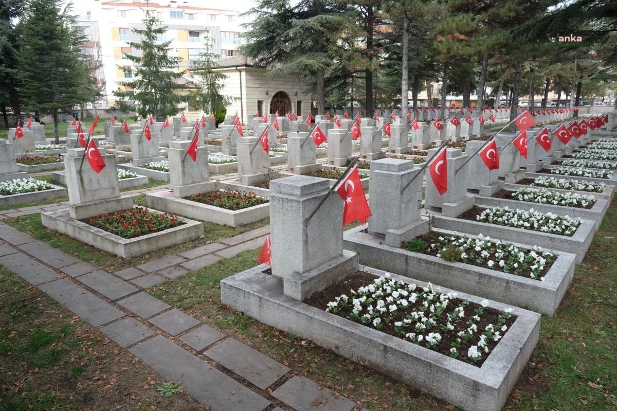 Eskişehir Büyükşehir Belediyesi Şehit Mezarlarını Temizliyor ve Çiçeklendiriyor