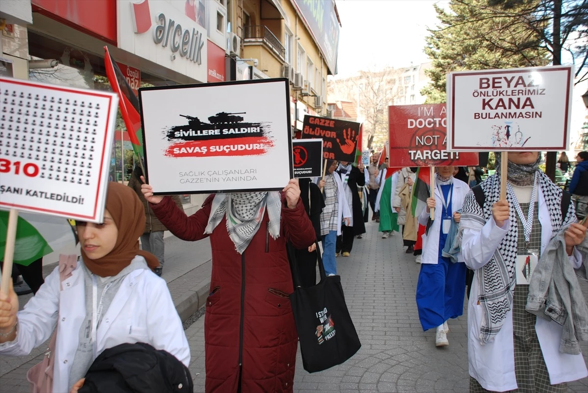 Eskişehir\'de Hekimler ve Sağlık Çalışanları İsrail\'in Gazze\'ye Saldırılarına Tepki Gösterdi