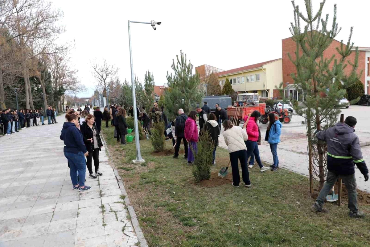 ESTÜ\'de Filiz Bayrakçı Karel ve kızı Yağmur Karel anısına ağaç dikim etkinliği düzenlendi