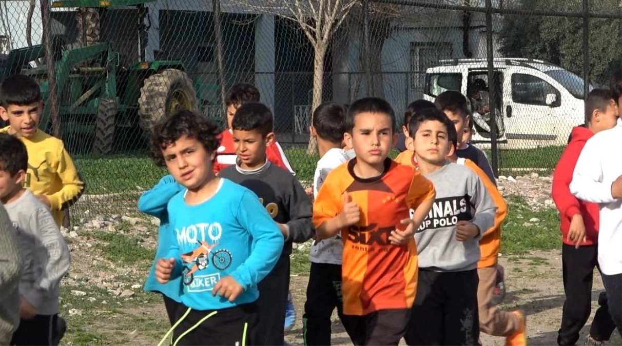 Depremin Vurduğu Osmaniye\'de Afetzede Çocuklara Futbol Eğitimi