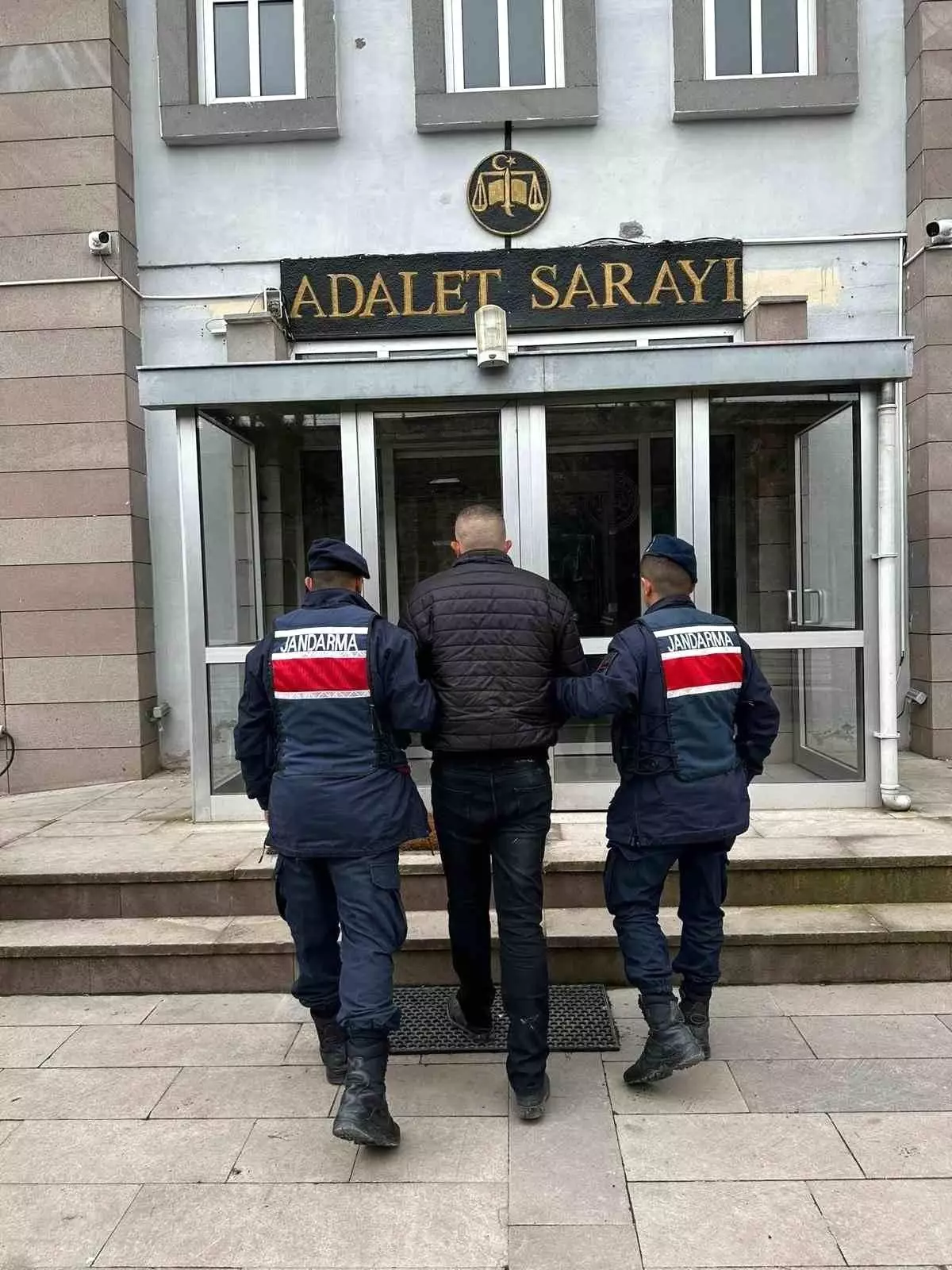 Afyonkarahisar\'da jandarma ekipleri yağma suçundan aranan şahsı yakaladı