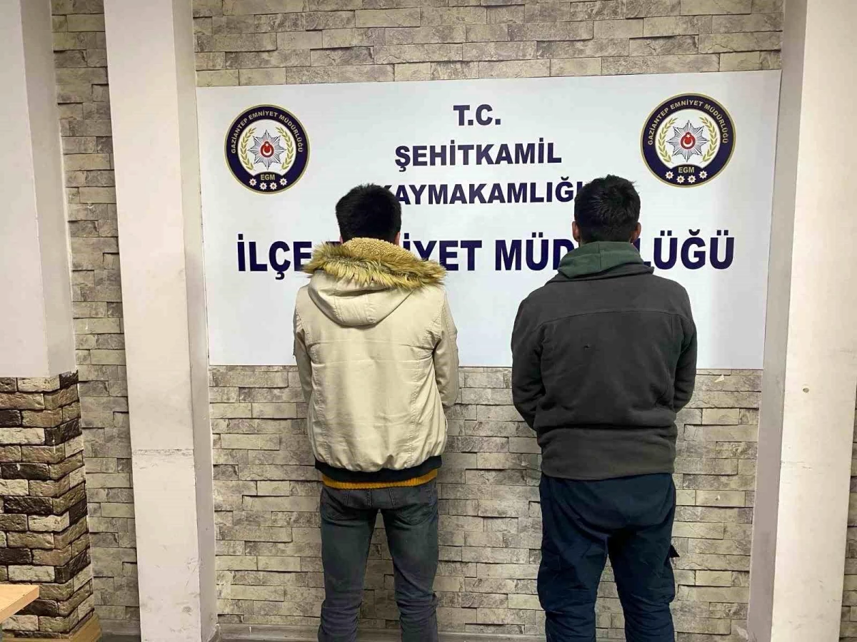 Gaziantep\'te 18 ayrı hırsızlık suçundan aranan şahsın kimlik bilgilerini kullanarak oto hırsızlığı yapan 2 şüpheli yakalandı