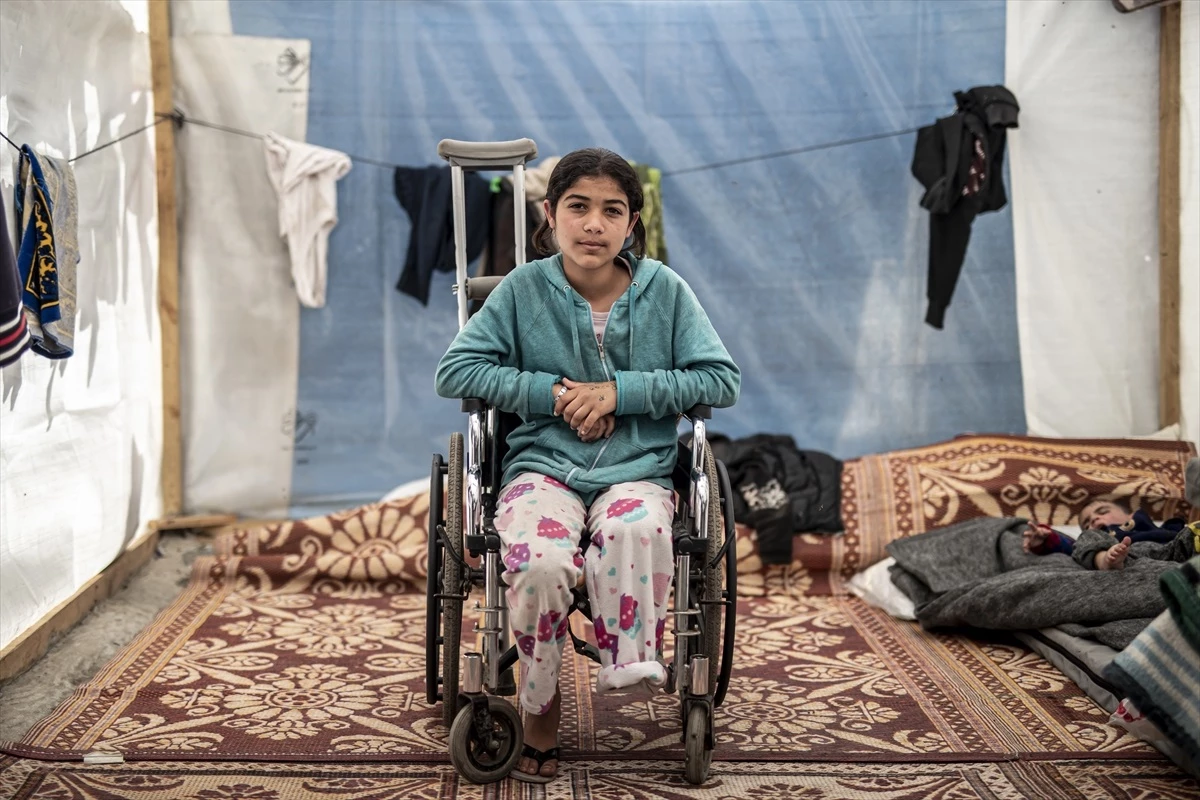 İsrail\'in Gazze Şeridi\'ndeki saldırıda ailesini ve bacağını kaybeden Filistinli çocuk protez bacak hayali kuruyor