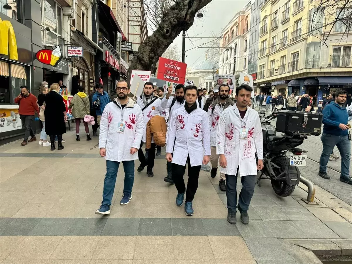 İstanbul\'da İsrail\'in Gazze\'ye saldırılarını protesto eden sessiz yürüyüş gerçekleştirildi