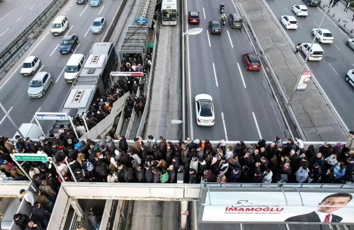 İstanbul\'da Metrobüs Üst Geçidinde Yoğunluk