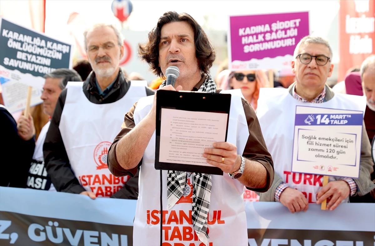 İstanbul Kadıköy\'de Sağlık Çalışanlarından 14 Mart Tıp Bayramı Yürüyüşü
