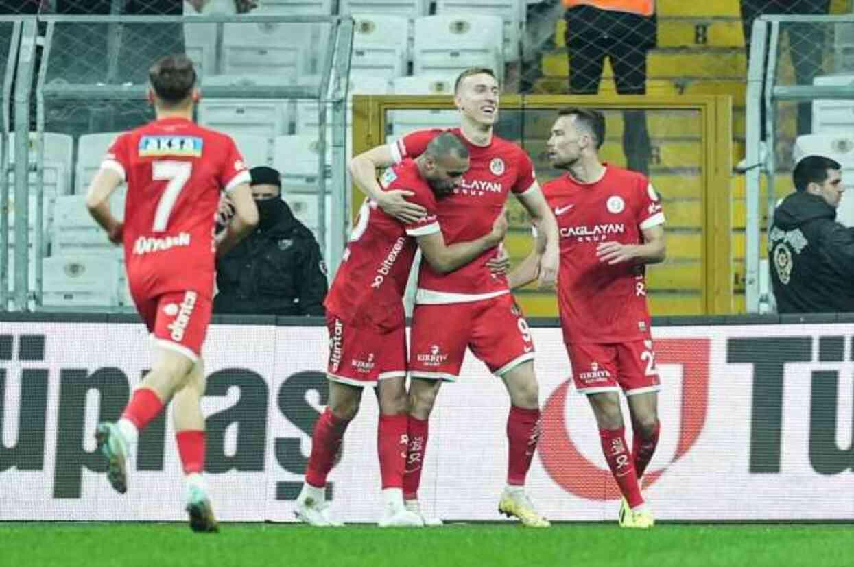 Kara Kartal'a sahasında soğuk duş! Beşiktaş, Antalyaspor'a 2-1 yenildi