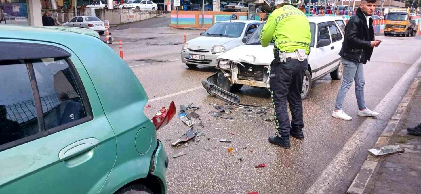 Karabük\'te kaza: Önündeki araca çarpmamak için yavaşlayan otomobile arkadan gelen otomobil çarptı