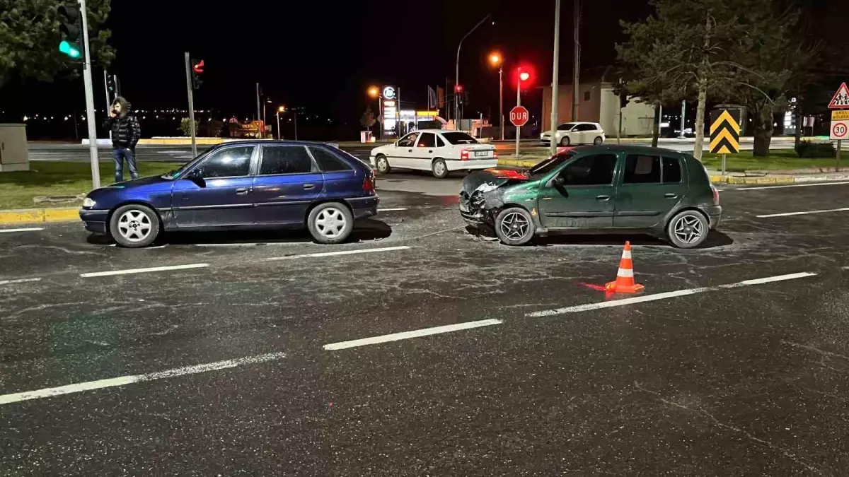 Niğde\'de kırmızı ışık ihlali yapan otomobil kaza yaptı, 2 kişi yaralandı