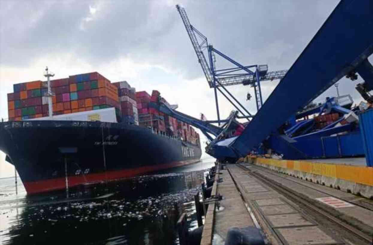 Kocaeli'de limana yaklaşan gemi duramadı, devasa vinçler domino taşı gibi devrildi Kocaeli'de limana yaklaşan gemi duramadı, devasa vinçler domino taşı gibi devrildi