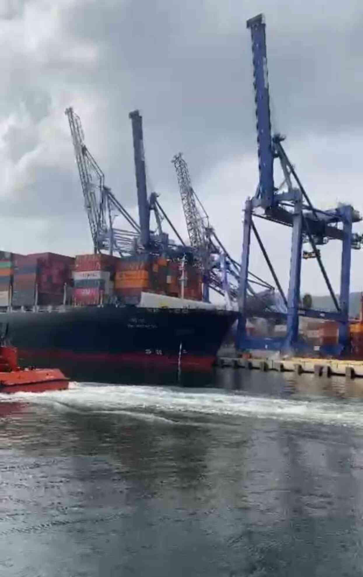 Kocaeli'de Uluslararası Limanda Yükleme Vinçleri Devrildi Kocaeli'de Uluslararası Limanda Yükleme Vinçleri Devrildi