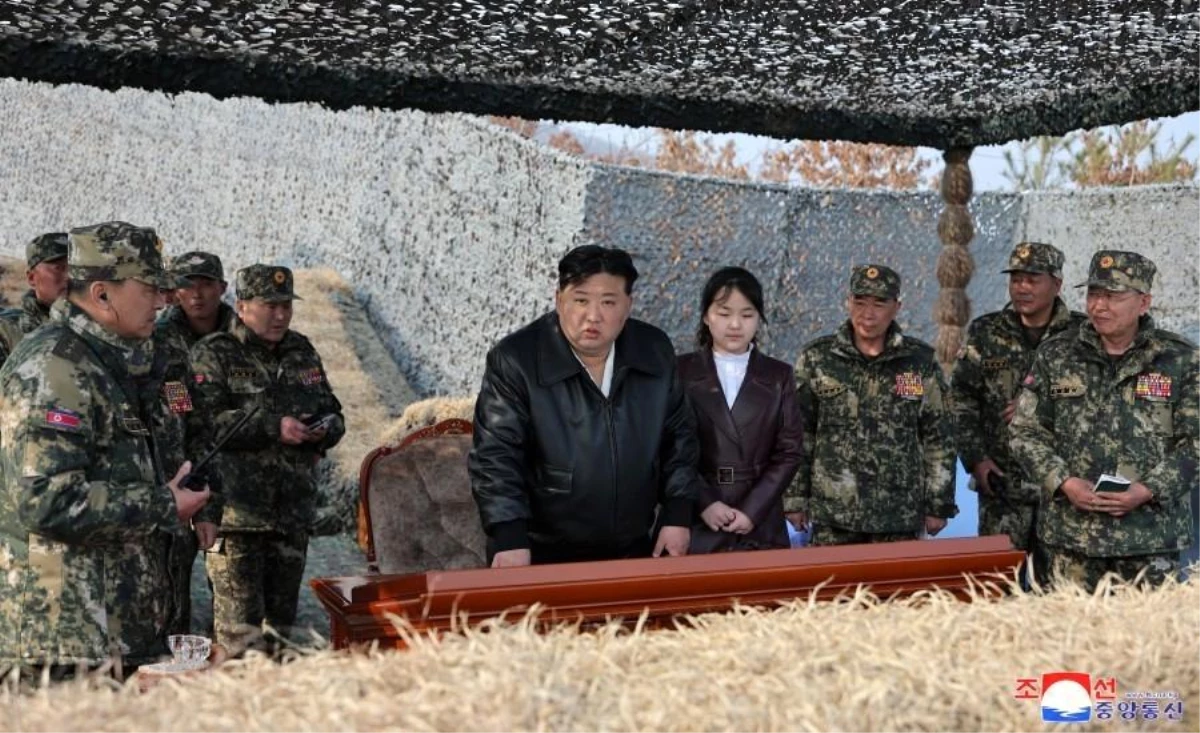 Kim Jong-Un, Paraşütçü Birliklerinin Katılımıyla Hava İndirme Tatbikatını Yönetti