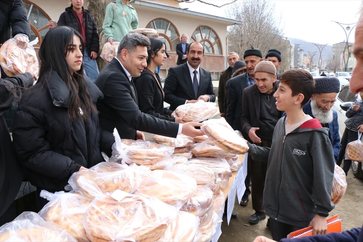 Bitlis\'teki öğrenciler ihtiyaç sahiplerine ramazan pidesi dağıttı