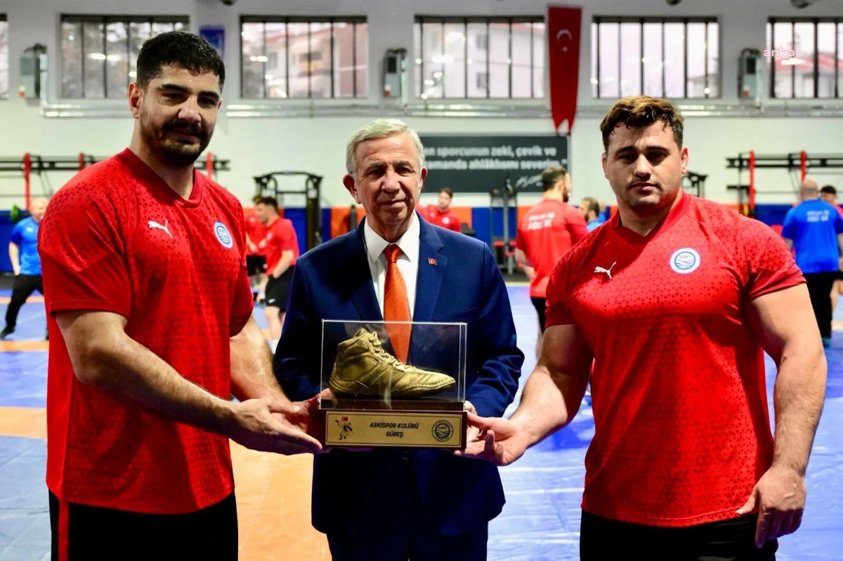 Ankara Büyükşehir Belediye Başkanı Mansur Yavaş, ASKİ Spor Kulübü\'nün Milli Güreşçilerini Ziyaret Etti