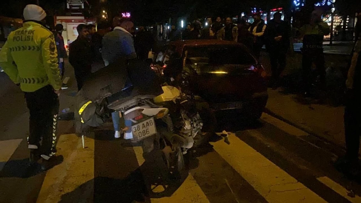 Kayseri\'de motosiklet otomobile çarptı: 2 yaralı