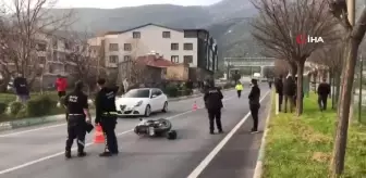 Orta refüjde bulunan ağaçlara çarpan motosiklet sürücüsü ağır yaralandı