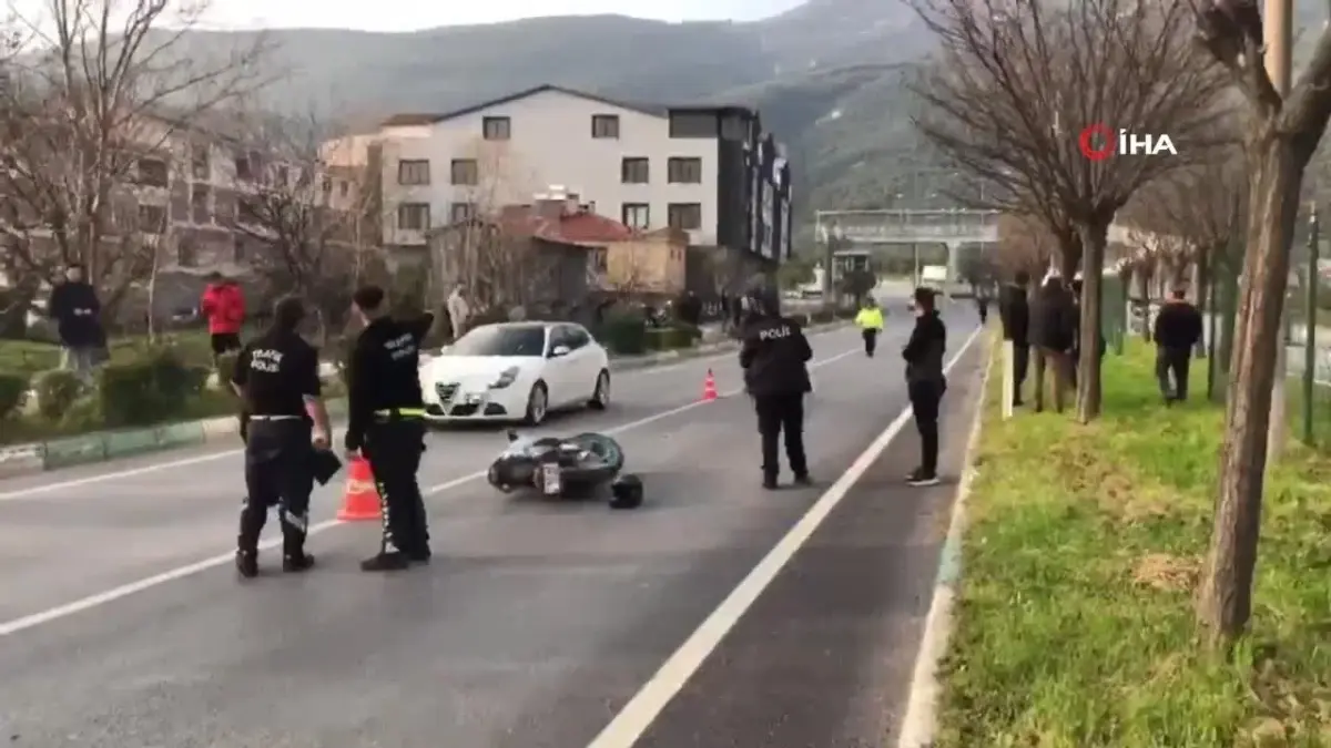 Orta refüjde bulunan ağaçlara çarpan motosiklet sürücüsü ağır yaralandı
