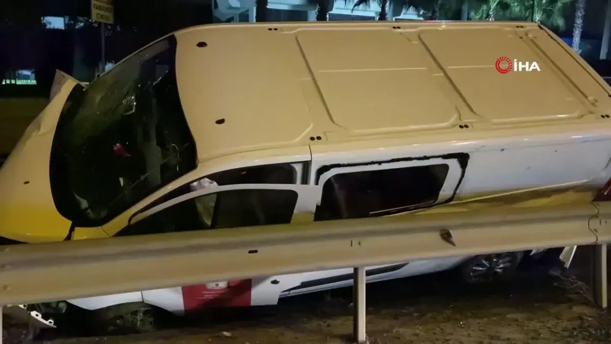 Orta refüje giren araç demir bariyeri biçti: 1 yaralı