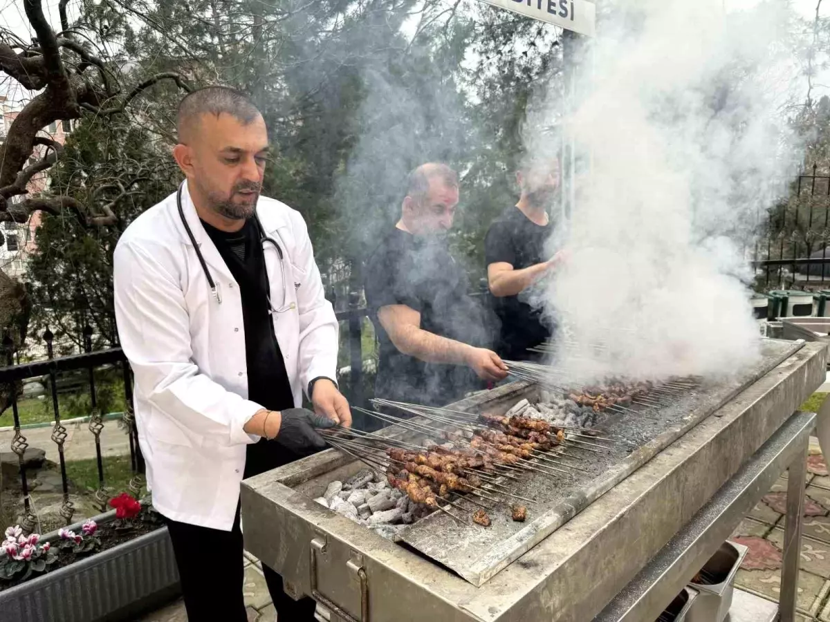 Meşhur ciğerci Ali Koçak, Ramazan ayında yaşlılar ve şehit yakınları için iftar verdi